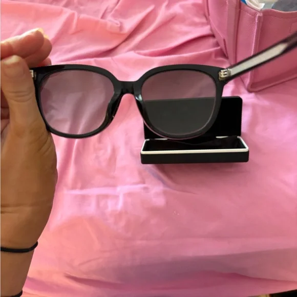 Authentic Givenchy Black Sunglasses with Case Sunglasses display picture 2